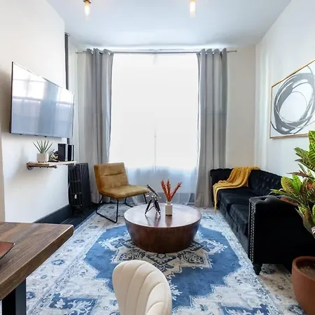 E10-1 Designer East Village Townhouse 1Br